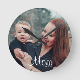 Relógio Redondo Mom Established Modern White Script Photo