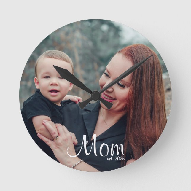 Relógio Redondo Mom Established Modern White Script Photo (Frente)