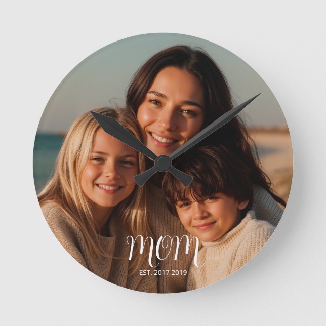 Relógio Redondo Mom Established Modern White Script Photo (Frente)