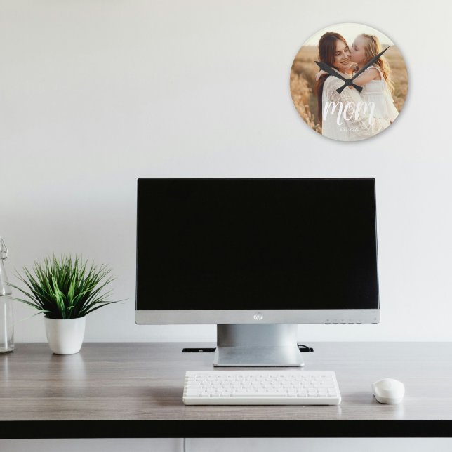 Relógio Redondo Mom Established Modern White Script Photo (Criador carregado)