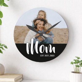 Relógio Redondo Mom Established Modern White Script Photo