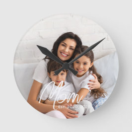 Relógio Redondo Mom Established Modern White Script Photo