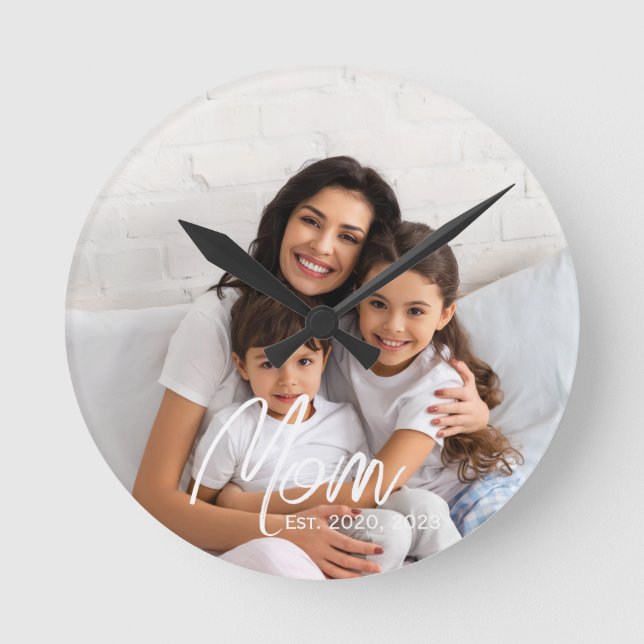 Relógio Redondo Mom Established Modern White Script Photo  (Frente)