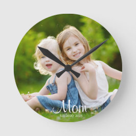 Relógio Redondo Mom Established Modern White Script Photo