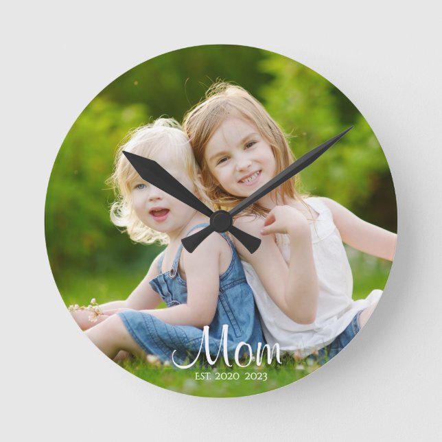 Relógio Redondo Mom Established Modern White Script Photo (Frente)