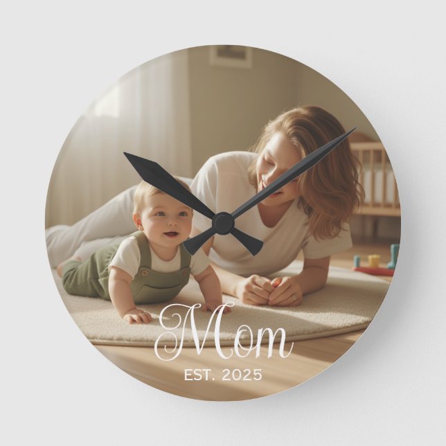 Relógio Redondo Mom Established Modern White Script Photo Clock (Frente)