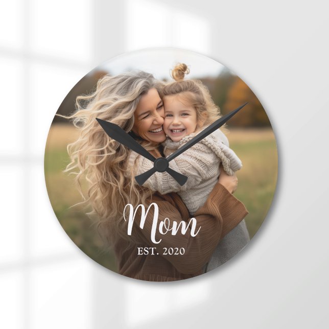 Relógio Redondo Mom Established White Script Photo (Mom established script text with photo personalized wall clock gift)