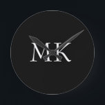 Relógio Redondo Monograma branco preto<br><div class="desc">Malas de Monograma Branco Preto Moderno. Belo design com texto branco de monograma inicial duplo em preto. Personalize com seu próprio texto. Seria um excelente presente para aniversários,  feriados,  graduações,  promoções,  qualquer ocasião especial ou para o dia a dia.</div>