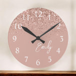 Relógio Redondo Monograma Brilhante cor-de-rosa-pincel Dourada cin<br><div class="desc">Glitter Brilhante Brilhante Cor-de-rosa brilhante com Rosa brilhante Relógio de Nomes de Monograma de Script Bruto. Isto faz o doce e perfeito aniversário de 16 anos,  casamento,  chá de panela,  aniversário,  chá de fraldas ou festa de solteira presente para alguém que ama luxo de luxo e estilos quíticos.</div>
