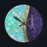 Relógio Redondo Monograma da luz azul escura, púrpura, iridescente<br><div class="desc">Personalize facilmente esta moda, chic bling Luxury Wall Clock design com elegante brilho fino prata giro e iridescente falso em unicórnio, arco-íris, lacre, aqua, cores azuis roxas design. Isto faz o doce e perfeito aniversário de 16 anos, casamento, chá de panela, aniversário, chá de fraldas ou festa de solteira presente...</div>