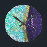 Relógio Redondo Monograma da luz azul escura, púrpura, iridescente<br><div class="desc">Personalize facilmente esta moda, chic bling Luxury Wall Clock design com elegante brilho fino prata giro e iridescente falso em unicórnio, arco-íris, lacre, aqua, cores azuis roxas design. Isto faz o doce e perfeito aniversário de 16 anos, casamento, chá de panela, aniversário, chá de fraldas ou festa de solteira presente...</div>