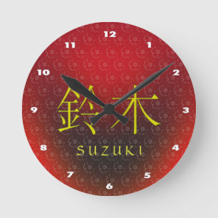 Relógio Redondo Monograma de Suzuki