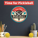 Relógio Redondo Monograma do Nome do Jogador do Pickleball<br><div class="desc">Hora de Pickleball! Vintage color e vintage design. Apresenta um remo de picleball e remo de picleball. Perfeito para qualquer fã de piquenique,  forma divertida de mostrar seu amor pelo esporte. Monograma com nome ou nome da equipe.</div>