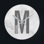 Relógio Redondo Monograma e Nome de Negrito Personalizado Moderno<br><div class="desc">Design de Monograma moderno com letra monográfica "M" personalizada e nome no estilo de letra sans sans moderno,  em negrito. Observe que os detalhes do mármore são simulados no trabalho de arte. Não será utilizado nenhum mármore real no fazer deste produto.</div>