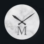 Relógio Redondo Monograma e Nome Personalizados do Marble Branco<br><div class="desc">O Design de Monograma e Nome Personalizado apresenta um monograma e um nome personalizados no estilo de fonte de serif clássico. Observe que os detalhes do mármore são simulados no trabalho de arte. Não será utilizado nenhum mármore real no fazer deste produto.</div>