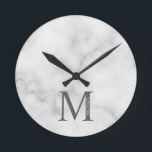 Relógio Redondo Monograma e Nome Personalizados do Marble Branco<br><div class="desc">O Design de Monograma e Nome Personalizado apresenta um monograma e um nome personalizados no estilo de fonte de serif clássico. Observe que os detalhes do mármore são simulados no trabalho de arte. Não será utilizado nenhum mármore real no fazer deste produto.</div>