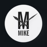 Relógio Redondo Monograma e Nome Personalizados Modernos<br><div class="desc">Design de monograma preto e branco moderno com monograma personalizado e nome no estilo de fonte sans ousado moderno. Presente único para pai, marido, avós e muito mais. Perfeito também como acessórios modernos de decor de casa/minimalista, presente de aniversário, presente de feriado, presente de reagrupamento familiar, presente e presente de...</div>