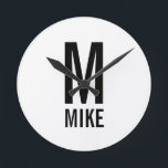 Relógio Redondo Monograma e Nome Personalizados Modernos<br><div class="desc">Design de monograma preto e branco moderno com monograma personalizado e nome no estilo de fonte sans ousado moderno. Presente único para pai, marido, avós e muito mais. Perfeito também como acessórios modernos de decor de casa/minimalista, presente de aniversário, presente de feriado, presente de reagrupamento familiar, presente e presente de...</div>