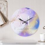 Relógio Redondo Monograma Elegante de Pintura Dourada de Abstrato<br><div class="desc">Personalize facilmente este estilo glamouroso,  abstrato lilac,  tinta aquática e fundo de pulverização em ouro falso,  com os seus detalhes personalizados.</div>