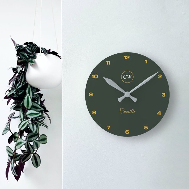 Relógio Redondo Monograma Na moda Dourado e Floresta Verde (Monogram Stylish Gold & Forest Green Round Clock)