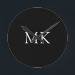 Relógio Redondo Monograma personalizado inicia preto moderno<br><div class="desc">Monograma personalizado inicia relógio preto moderno. Um monograma inicial de duas letras mostrado em branco clássico em preto num design eterno que ele vai gostar - daria um excelente presente para dia de os pais, aniversários, feriados, graduação, promoção ou qualquer ocasião especial. Excelente para decoração doméstica ou de escritório. Personalize...</div>