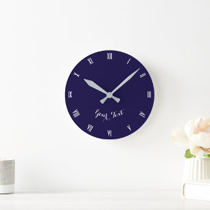 Relógio Redondo Monograma Personalizado Moderno Elegante Azul Mari