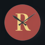 Relógio Redondo Monograma Simples Moderno<br><div class="desc">Esta é uma simples, moderna, design de monograma personalizada. Esta design de na moda está em marrom tendencioso com tipografia na moda. É perfeito para um presente personalizado ou ideal como um novo acessório de decoração caseira para você. Basta adicionar sua carta inicial digitando-a na caixa personalizar este texto. Verifique...</div>