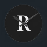 Relógio Redondo Monograma Simples Preto e Branco<br><div class="desc">Esta é uma simples, moderna, design de monograma personalizada. Este design de na moda está em preto clássico e branco com tipografia na moda. É perfeito para um presente personalizado ou ideal como uma nova adição ao seu decoro doméstico. Basta adicionar sua carta inicial digitando-a na caixa personalizar este texto....</div>