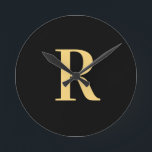 Relógio Redondo Monograma Simples Preto Moderno Dourado<br><div class="desc">Esta é uma simples, moderna, design de monograma personalizada. Este design de na moda está na tendência do preto e do ouro com a tipografia do na moda. É perfeito para um presente personalizado ou ideal como um na moda novo acessório de decoração caseira para você. Basta adicionar sua carta...</div>