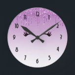 Relógio Redondo Na moda cor-de-rosa e olhos pretos ao soltar a bri<br><div class="desc">Um relógio com um design de na moda. O fundo é uma cor de gradiente roxo com brilho cintilante falso que desce do topo. Um par de pestanas giras e bonitas debaixo da lente.</div>