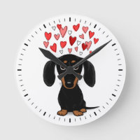 Negro-bonito e bronzeado Dachshund com Corações