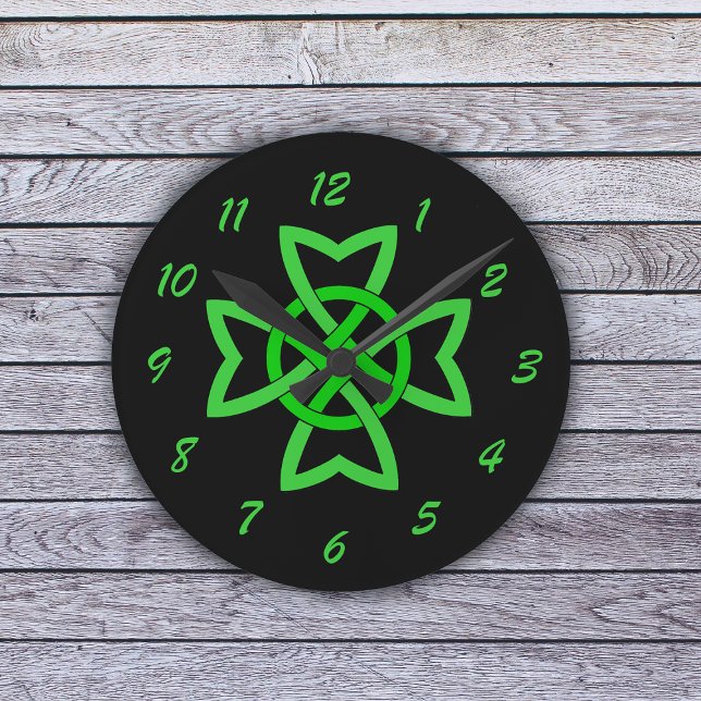 Relógio Redondo Nó celta verde irlandês (Bright green Irish Celtic Knot on black on wall clock.)