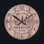 Relógio Redondo Noivos Personalizados Rústicos Casamento<br><div class="desc">Um relógio de parede rústico moderno com madeira de celeiro e shiplap monogramado com data de estabelecimento e nome dos noivos.</div>