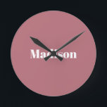 Relógio Redondo Nome branco Rosa minimalista elegante<br><div class="desc">Este produto era muito bom e eu adoro quão fácil é para personalizar a design. A design era muito simples,  por isso estou muito satisfeito quando crio.</div>