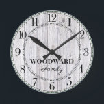 Relógio Redondo Nome da família rustic Wood Personalizado<br><div class="desc">Um relógio rápido e moderno de madeira lavada em celeiro branco batendo monogramas com o nome da família. Excelente para a sua casa ou cabine,  ao estilo rústico ou fazenda.</div>