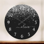 Relógio Redondo Nome da Rapariga do Script de Largura Preta do Sil<br><div class="desc">Relógio de Nome do Monograma de Script Brugado com Glitter Glitter Glitter Glitter Preto e Silver Sparkle. Isto faz o doce e perfeito aniversário de 16 anos,  casamento,  chá de panela,  aniversário,  chá de fraldas ou festa de solteira presente para alguém que ama luxo de luxo e estilos quíticos.</div>