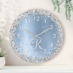 Relógio Redondo Nome do Monograma da Glitter de Prata de Metal Bru<br><div class="desc">Personalize facilmente este design de relógio de parede chic com tendência,  com brilho prateado bonito em um fundo metálico azul escovado.</div>