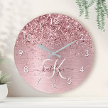Relógio Redondo Nome do Monograma da Lâmina Rosa Bruta de Metal Gl<br><div class="desc">Personalize facilmente esse design de relógio chic redondo,  moderno,  com brilho bonito rosado e rosado em um fundo metálico roxo e rosado.</div>