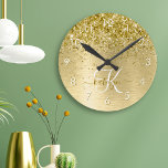 Relógio Redondo Nome do Monograma da Largura Dourada Bruta de Meta<br><div class="desc">Personalize facilmente esse design de relógio chic redondo,  de tendência,  com brilho bonito de ouro brilhante em um fundo metálico escovado de ouro.</div>