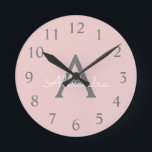 Relógio Redondo Nome do Monograma da Rapariga da Cinza Rosa Escamo<br><div class="desc">Cor-de-rosa e Cinza Simples Script Monograma Name Clock. Isto faz o doce e perfeito aniversário de 16 anos,  casamento,  chá de panela,  aniversário,  chá de fraldas ou festa de solteira presente para alguém que ama luxo de luxo e estilos quíticos.</div>