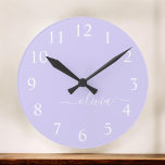 Relógio Redondo Nome do Monograma da Rapariga de Script Moderno Ro<br><div class="desc">Relógio de Nome do Monograma de Script Simples Roxo da lavanda. Isto faz o doce e perfeito aniversário de 16 anos,  casamento,  chá de panela,  aniversário,  chá de fraldas ou festa de solteira presente para alguém que ama luxo de luxo e estilos quíticos.</div>