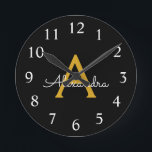 Relógio Redondo Nome do Monograma da Rapariga do Script Moderno Do<br><div class="desc">Relógio de nome de script simples preto e Dourado. Isso faz o doce presente de 16 anos,  casamento,  chá de panela,  aniversário,  chá de fraldas ou festa de solteira perfeito para alguém que ama luxo de óculos e estilos quicos.</div>