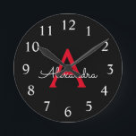 Relógio Redondo Nome do Monograma da Rapariga do Script Preto Verm<br><div class="desc">Relógio de Nome do Script Simples Vermelho e Preto. Isto faz o doce e perfeito aniversário de 16 anos,  casamento,  chá de panela,  aniversário,  chá de fraldas ou festa de solteira presente para alguém que ama luxo de luxo e estilos quíticos.</div>