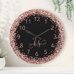 Relógio Redondo Nome do Monograma do Glitter Glitter Cor-de-Rosa r<br><div class="desc">Relógio de Monograma Elegante com Glitter Dourado Glam Rosa. Personalize facilmente este design de relógio chic com elegante brilho rosa-ouro em fundo preto. O design apresenta seu monograma manuscrito com espirais bonito e seu nome.</div>