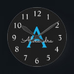 Relógio Redondo Nome do Monograma Girly de Script Preto Azul<br><div class="desc">Relógio de Nome do Script Simples Azul e Preto. Isto faz o doce e perfeito aniversário de 16 anos,  casamento,  chá de panela,  aniversário,  chá de fraldas ou festa de solteira presente para alguém que ama luxo de luxo e estilos quíticos.</div>