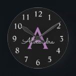 Relógio Redondo Nome do Monograma Girly de Script Preto Roxo<br><div class="desc">Relógio de Nome do Monograma Simples de Script Roxo e Preto. Isto faz o doce e perfeito aniversário de 16 anos,  casamento,  chá de panela,  aniversário,  chá de fraldas ou festa de solteira presente para alguém que ama luxo de luxo e estilos quíticos.</div>