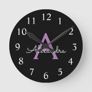 Relógio Redondo Nome do Monograma Girly de Script Preto Roxo