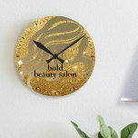 Relógio Redondo Nome Personalizado do Salão de Bela Dourado Metáli<br><div class="desc">Adicione o nome das suas butiques à folha metálica personalizável,  folha metálica,  folha de alumínio 14 k antiga,  relógio decorativo de parede de ouro</div>