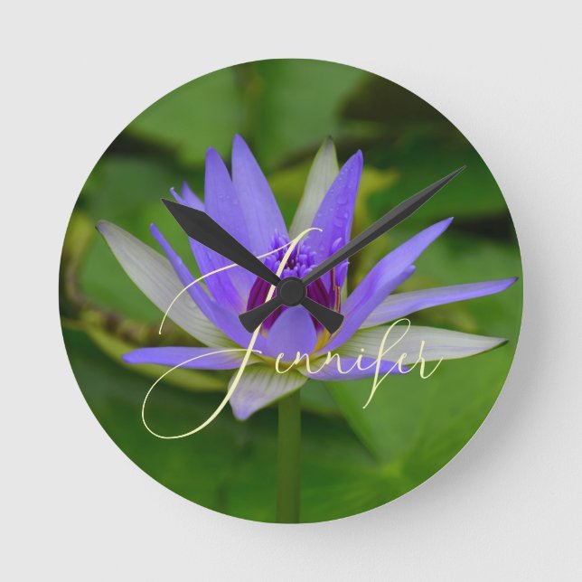 Relógio Redondo Nome Personalizado no Lovely Water Lily Wall Clock (Frente)