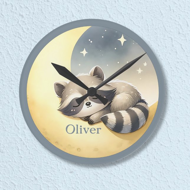 Relógio Redondo Nome personalizado Raccoon no Enfermeiro Moon Cute (Adorable raccoon on the moon wall clock with your child's name! Perfect for nursery or kids' room.)